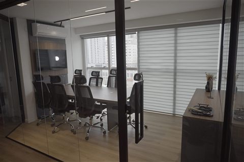 Sala de reuniões envidraçada do escritório